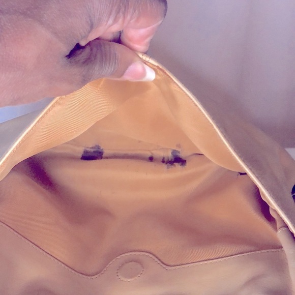 WILSONS LEATHER tan shoulder hand bag. Bronze hardware. Zipper closure on top. - Picture 15 of 15